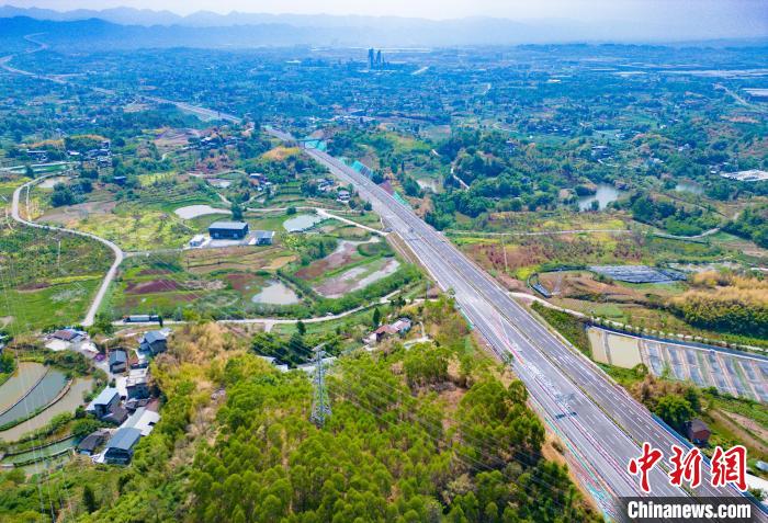 重庆高速公路通车里程达4251公里 路网密度居西部第一