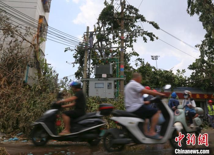 海南遭遇超强台风后72小时:电、网渐通