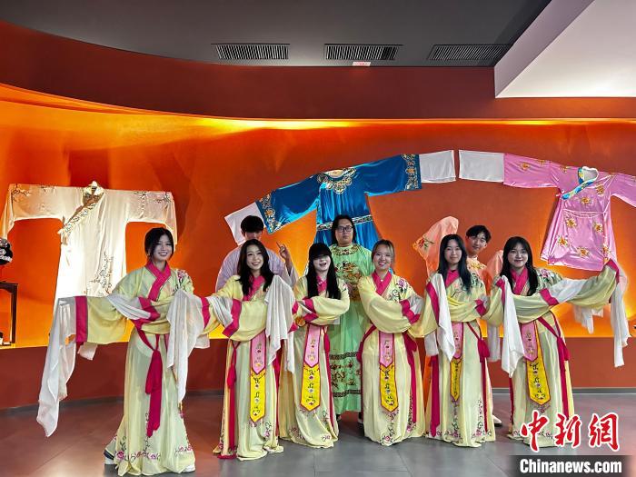 澳大利亚华裔青年“揽”琼岛:学唱琼剧乡音浓