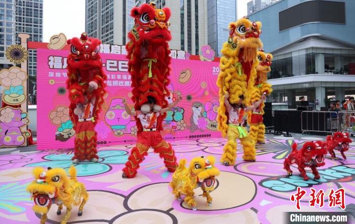 （新春走基层）深圳节日大道现传统醒狮和机甲醒狮同台献艺