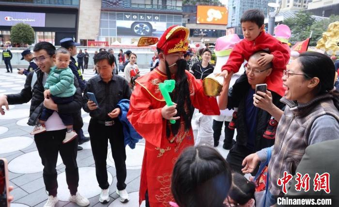 (新春走基层)深圳节日大道现传统醒狮和机甲醒狮同台献艺