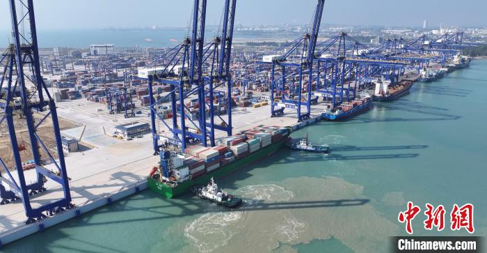 海南洋浦区域国际集装箱枢纽港首个20万吨级泊位投用
