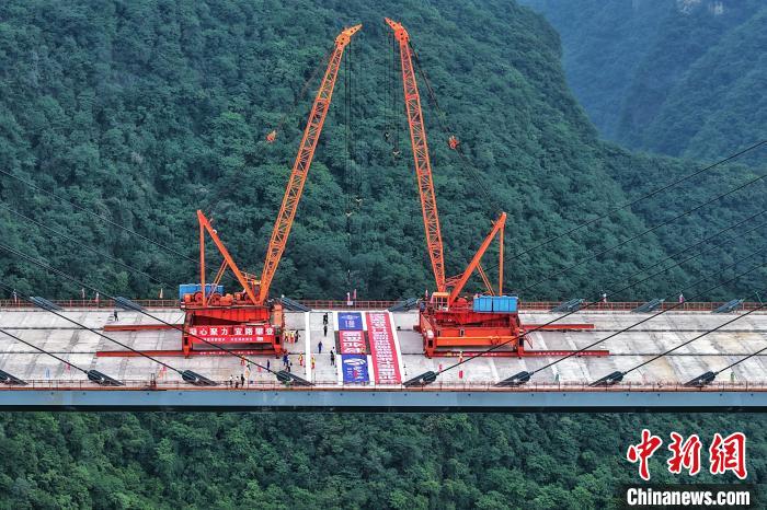 世界最宽双边工字钢组合梁斜拉桥成功合龙